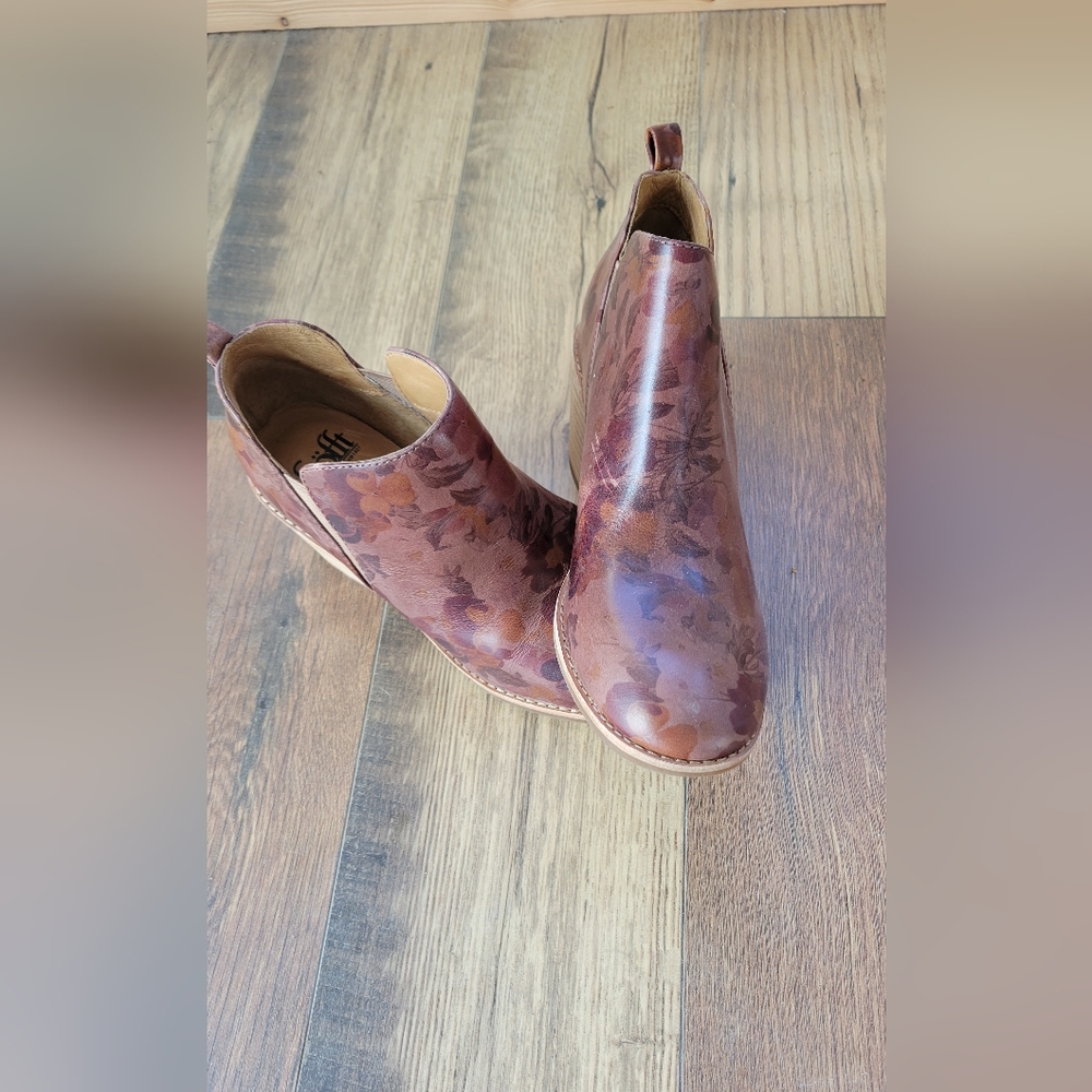 Sofft Aisley Floral Print Leather Western Booties size 8 Brand New